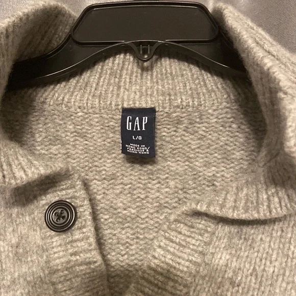 Men’s Gap sweater - Picture 2 of 5